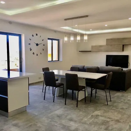 Merin Court Flat 4 * Qala